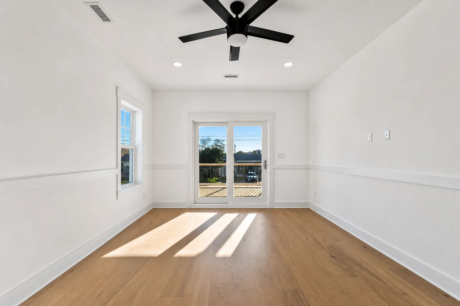 Sala de estar vacía, sin muebles, antes de pasar por el Studio